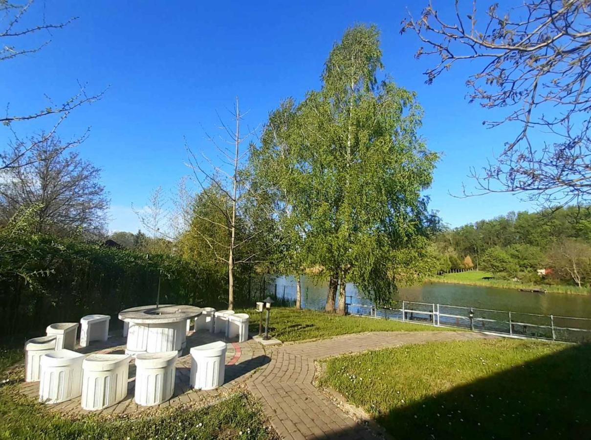 Villa Szemermetes Erzsok Nyaralohaz Gyomaendrőd Exterior foto